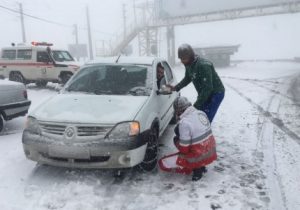 امداد رسانی به ۱۲ خودرو گرفتار شده در برف محور هراز/مسافران به اخطارهای هواشناسی توجه کنند