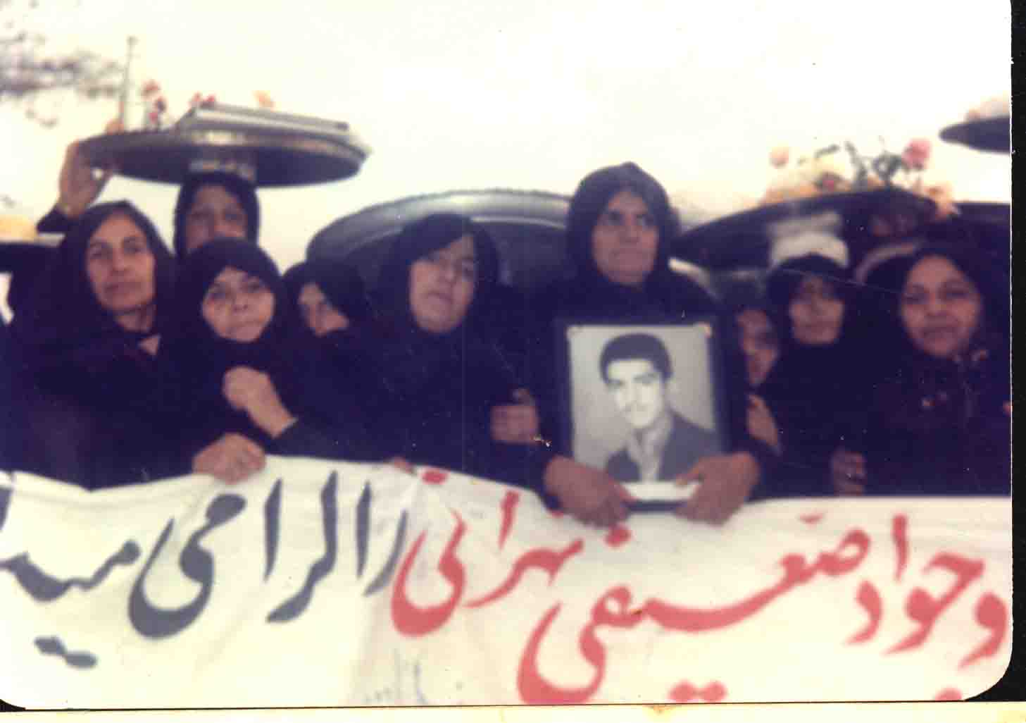 خون شهدا را حفظ کنید و همیشه در صحنه نبرد آماده باشید.