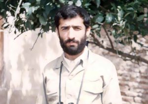 انقلاب اسلامى با خون هزاران شهید به ثمر رسید و شکوفا گشت.