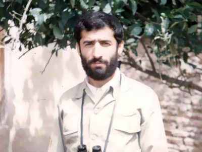 انقلاب اسلامى با خون هزاران شهید به ثمر رسید و شکوفا گشت.