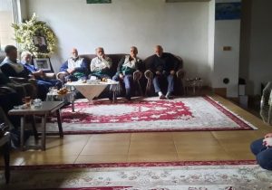 اهدای هدیه متبرک امام رضاع) به خانواده‌ شهدای عزت و اقتدار در آمل
