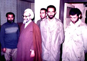 در حفظ حجاب و انجام اهداف اسلام کوشا باشید.