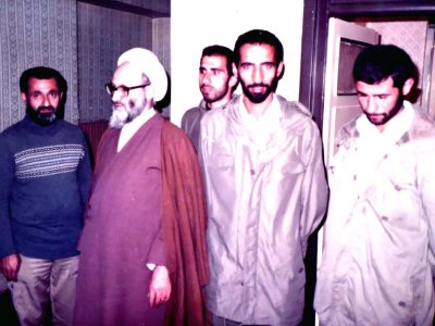 در حفظ حجاب و انجام اهداف اسلام کوشا باشید.