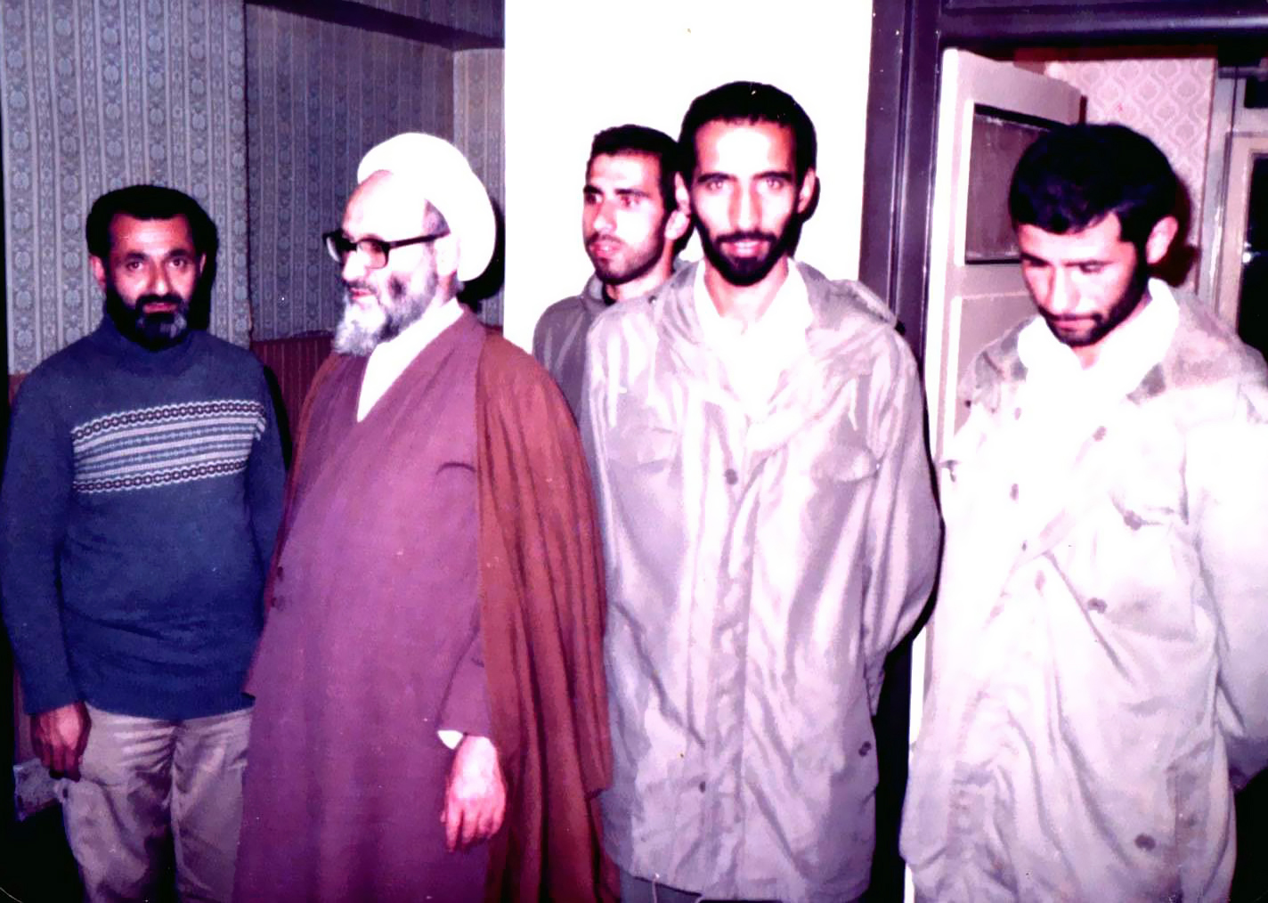در حفظ حجاب و انجام اهداف اسلام کوشا باشید.