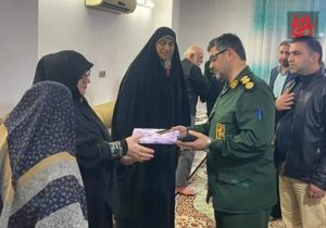 دیدار فرمانده سپاه آمل با خانواده دو شهید در روز مادر