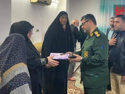 دیدار فرمانده سپاه آمل با خانواده دو شهید در روز مادر