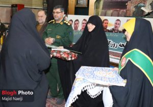 تجلیل از خانواده‌های شهدای آمل با اهدای کاشی‌های عتبات عالیات