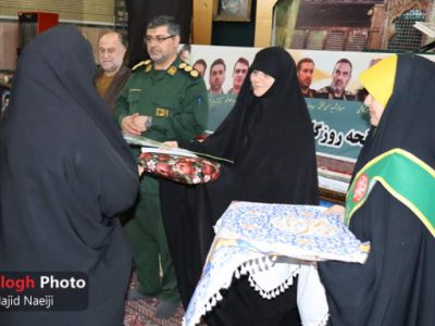 تجلیل از خانواده‌های شهدای آمل با اهدای کاشی‌های عتبات عالیات