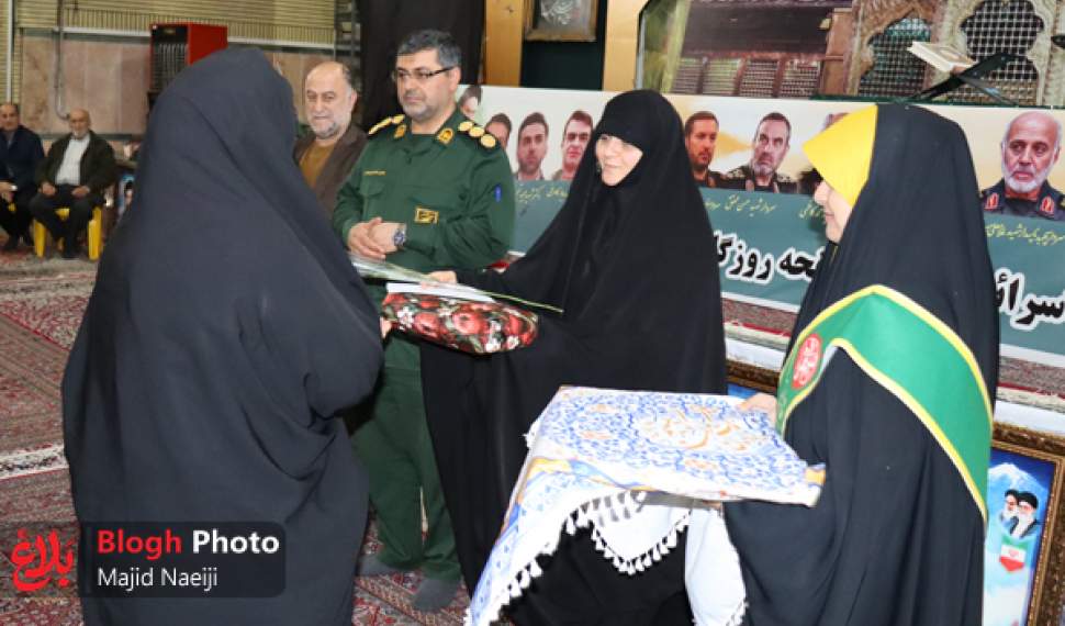 تجلیل از خانواده‌های شهدای آمل با اهدای کاشی‌های عتبات عالیات