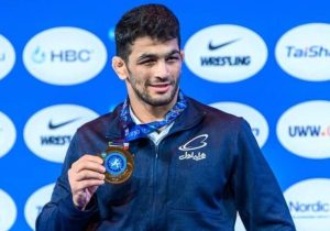 میان دشمن و وطن، ننگ بر آنکه شک کند